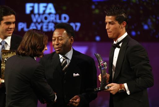 图文-卡卡荣膺FIFA世界足球先生 C罗梅西相映