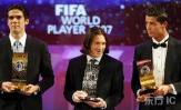 图文-卡卡荣膺FIFA世界足球先生三人来一张合影