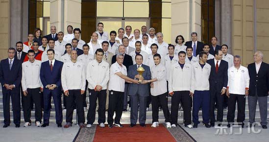 图文-非洲国家杯冠军埃及载誉回国 球员和总统