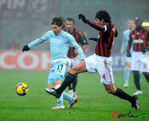 图文-[意大利杯]AC米兰VS拉齐奥 17号很像利扎