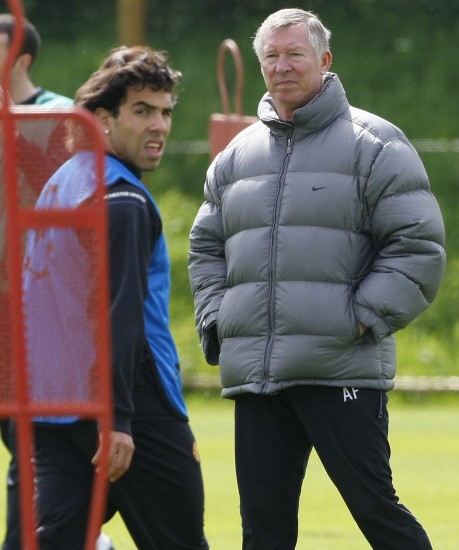 图文-曼联备战欧冠决赛 弗格森观看队员训练_