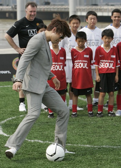 图文-首尔慈善赛朴智星与RAIN开球 RAIN也来