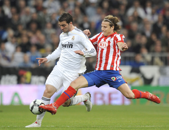 图文-[西甲]皇家马德里vs马竞 弗兰身后阻截伊瓜