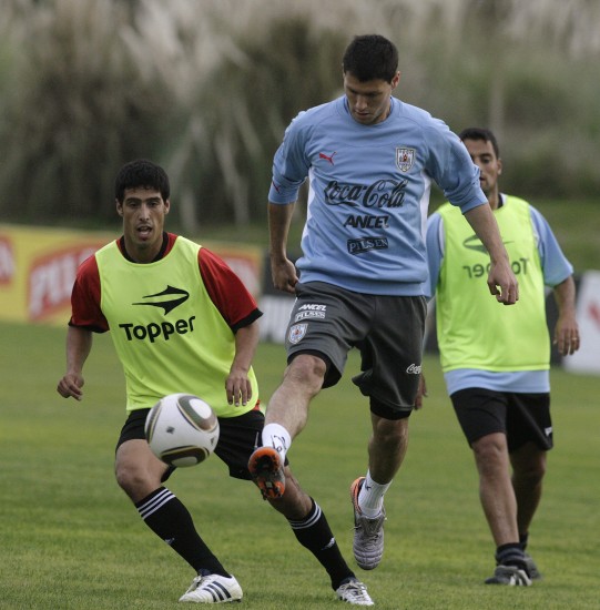 图文-乌拉圭备战世界杯 冈萨雷斯在分组对抗中