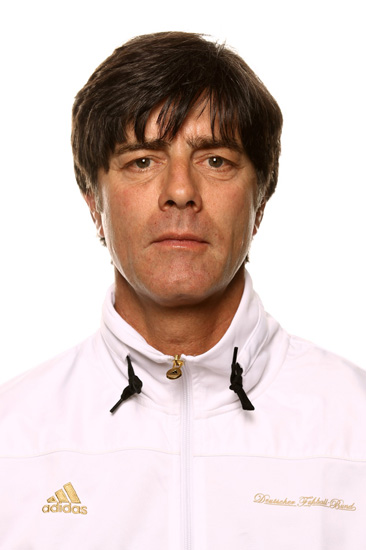 图文-德国国家队拍摄世界杯标准照 主教练勒夫