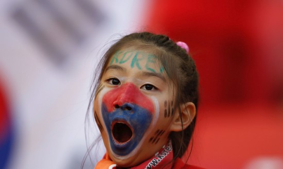 图文-韩国VS希腊球迷早早入场 小球迷有些困意