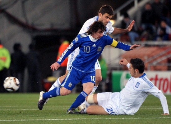 图文-[小组赛]希腊vs阿根廷 梅西带球进攻被断_