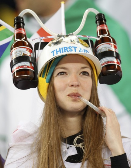 图文-世界杯美女与足球共舞喝啤酒看比赛两不误