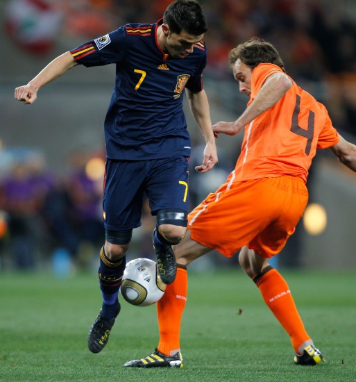 图文-[决赛]荷兰VS西班牙 比利亚与马泰森争抢