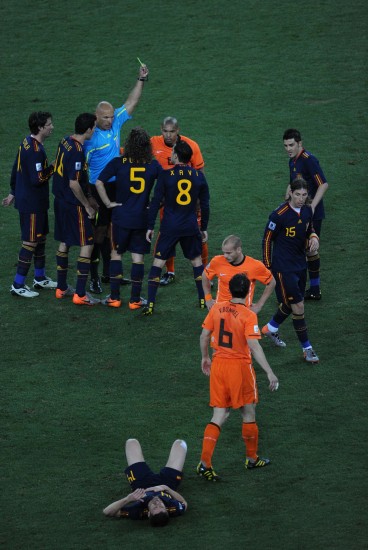 图文-[决赛]荷兰VS西班牙 德容被主裁判出示黄