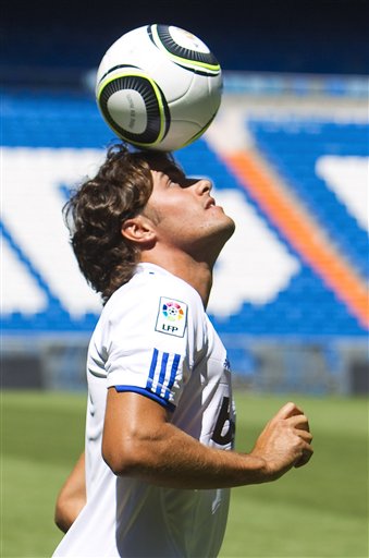 图文-皇马新援亮相伯纳乌莱昂展示头球功夫