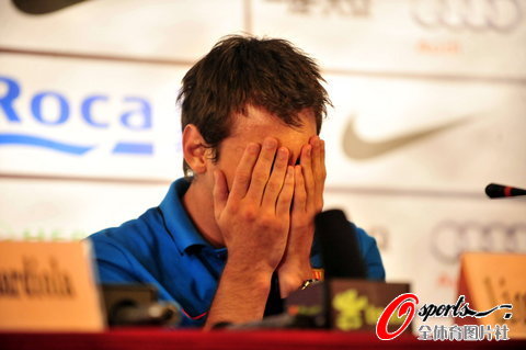 图文-巴萨新闻发布会梅西疲惫不堪 真的好疼!
