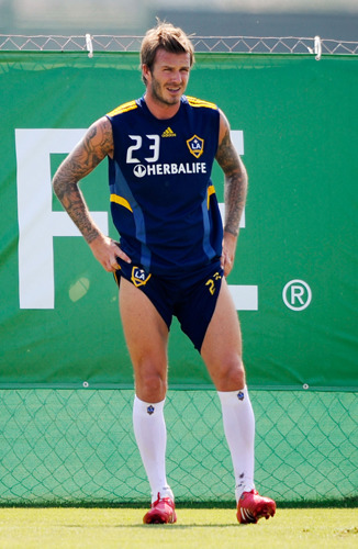 图文-贝克汉姆伤愈恢复训练掀起<em>短裤显</em>粗壮大