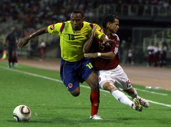 图文-友谊赛哥伦比亚胜委内瑞拉 哥队员强行突