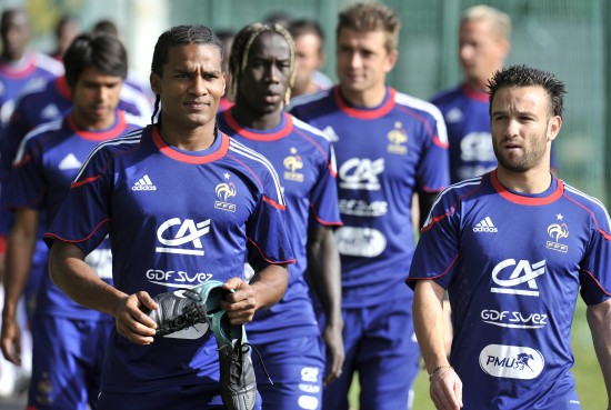 图文-法国队备战欧锦赛预选赛 法国队队员顶烈日_国际足球-法国_新浪竞技风暴_新浪网