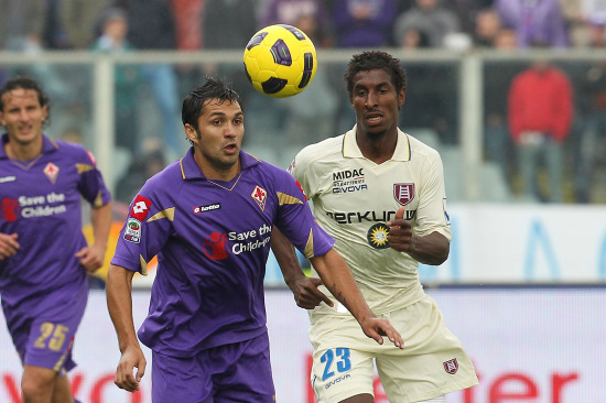 图文-[意甲]佛罗伦萨VS切沃 二人积极抢占有利