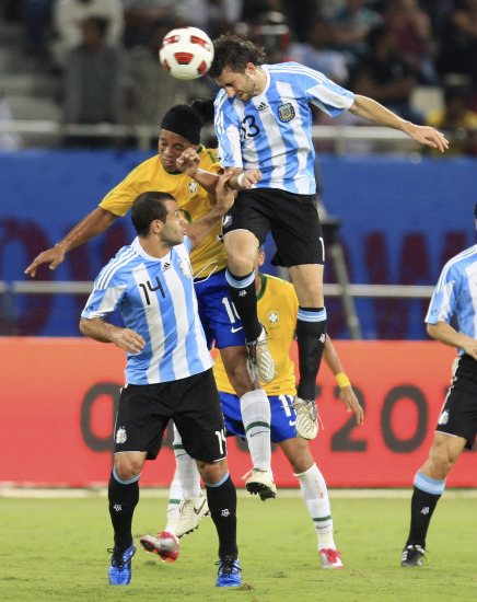 图文-[友谊赛]巴西VS阿根廷 小罗依旧不被对手
