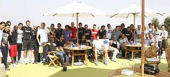 图文-穆帅组织皇马队员休闲烤肉 全体人员合影