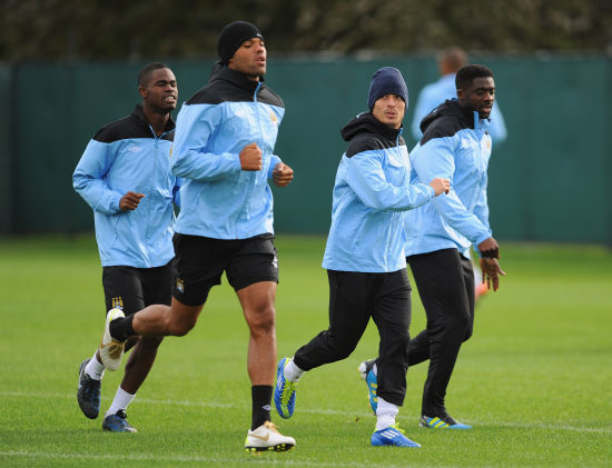 图文-曼城训练备战欧冠小组赛 曼城队员慢跑热