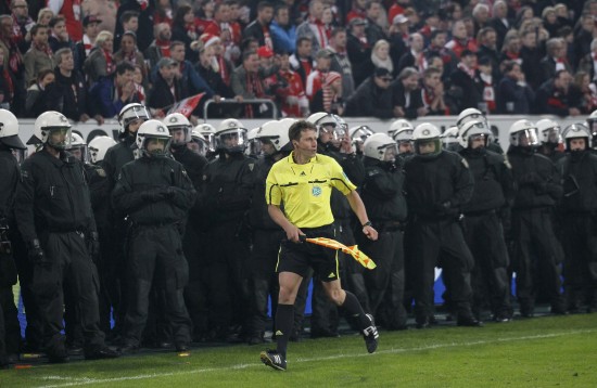 图文-德甲升降级附加赛球迷骚乱 防暴警察组成