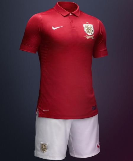 英格兰队最新款客场球衣发布 红衫白裤配衣领