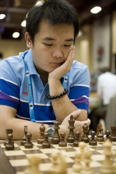 图文-国际象棋奥林匹克团体赛开赛 李超做思考