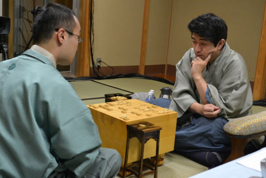 渡边明止步九连霸 森内重登龙王名人新浪体育讯 日本将棋龙王战七番