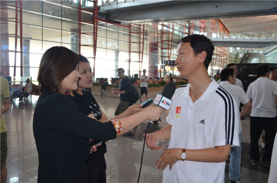 中国队教练李文良接受采访