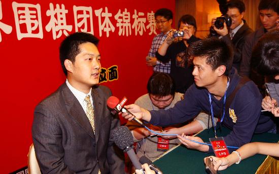 图文-农心杯常昊助中国夺冠常昊九段接受记者采访