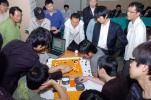 图文-LG杯本赛第2轮战罢众棋手围在研究室复盘