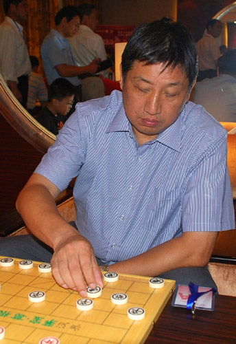 图文-象棋冠军邀请赛决赛现场 柳大华落子瞬间