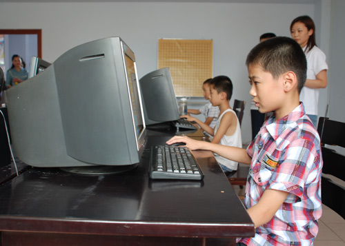 图文-中国围棋星级考日照站 小朋友参加电脑考