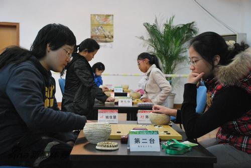 图文-智运会围棋第2日女子赛场 姚佳慧对阵陈一鸣