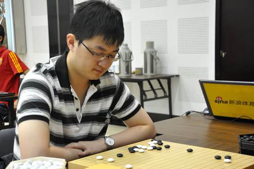 王檄沉着应战新浪体育讯 6月24日,第七届倡棋杯中国职业围棋锦标赛在