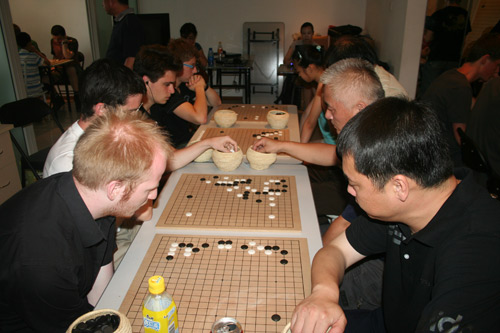图文-天下行棋与欧洲棋手对抗赛中外棋手针锋相对