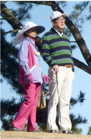 安倍晋三打高尔夫球