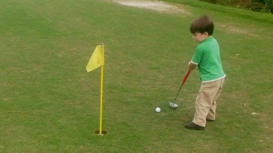 美国三岁高尔夫神童未走先学球 塑料铁杆不离