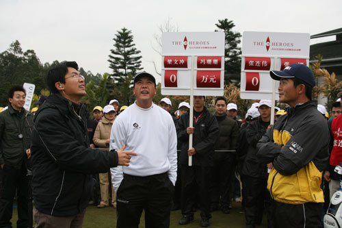 图文-中国高尔夫精英逐洞赛 抛硬币谁先开球_