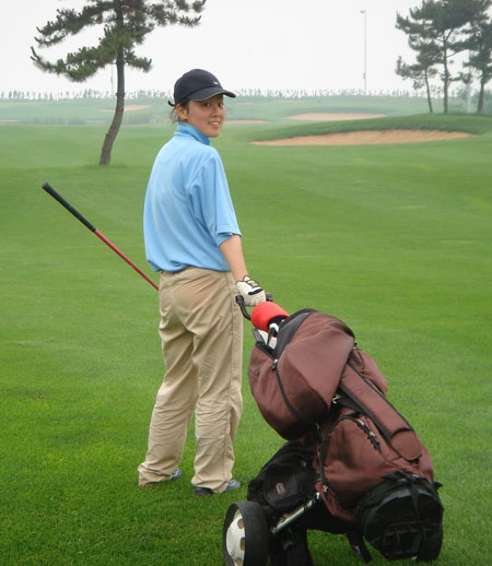 图文-首届大学生高尔夫训练营 自己拖包前行