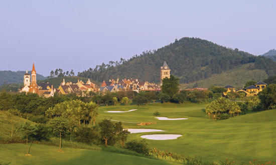 图文广州九龙湖高尔夫球会美景球场与酒店毗邻