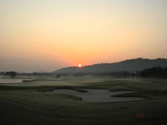 图文-天马高尔夫乡村俱乐部美景 夕阳西下天映红