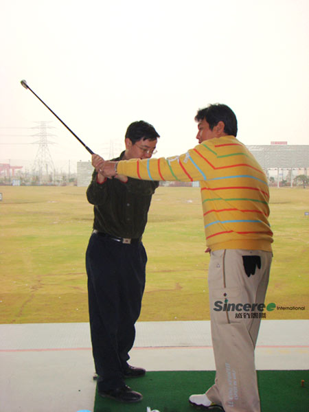 图文-建行白金卡联谊赛名师巡礼指点挥杆动作