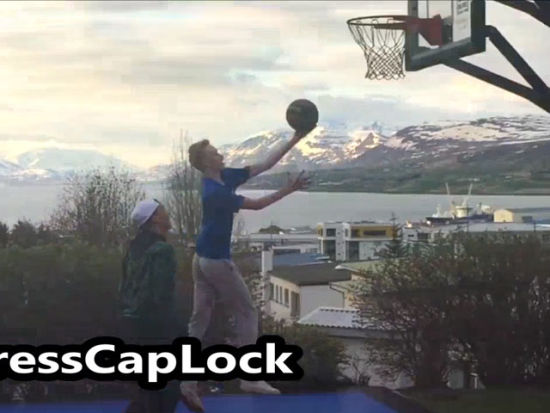 NBA视频-林书豪造访冰岛单挑小球迷 唯美海边球场抢镜