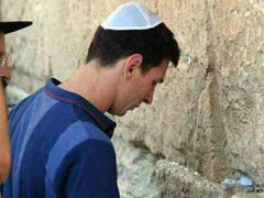 视频-巴萨开启中东和平之旅 全队哭墙前虔诚祈祷