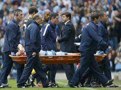 视频-兰帕德受伤被抬下场 全场球迷起立鼓掌致敬