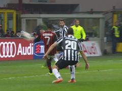 视频-米兰补时错失进球 罗比尼奥半空门中横梁