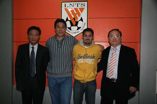 图文-鲁能高层送别并感谢卢西亚诺 离别前来张