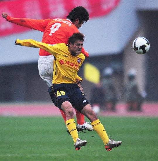 图文-[中超]山东鲁能0-1成都谢菲联 范培培拼抢