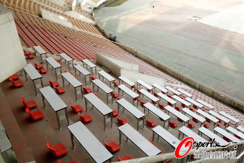 图文-河南航海体育场改造近尾声