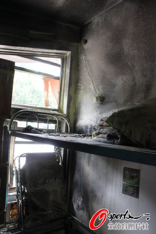 图文-冲突翌日建业俱乐部之貌屋内似有焚烧痕迹